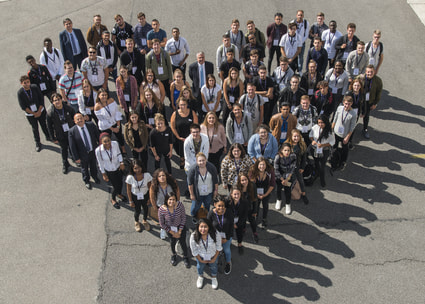 Gruppenfoto von Mitarbeitenden in Herzform aufgestellt Foto di gruppo dei collaboratori a forma di cuore